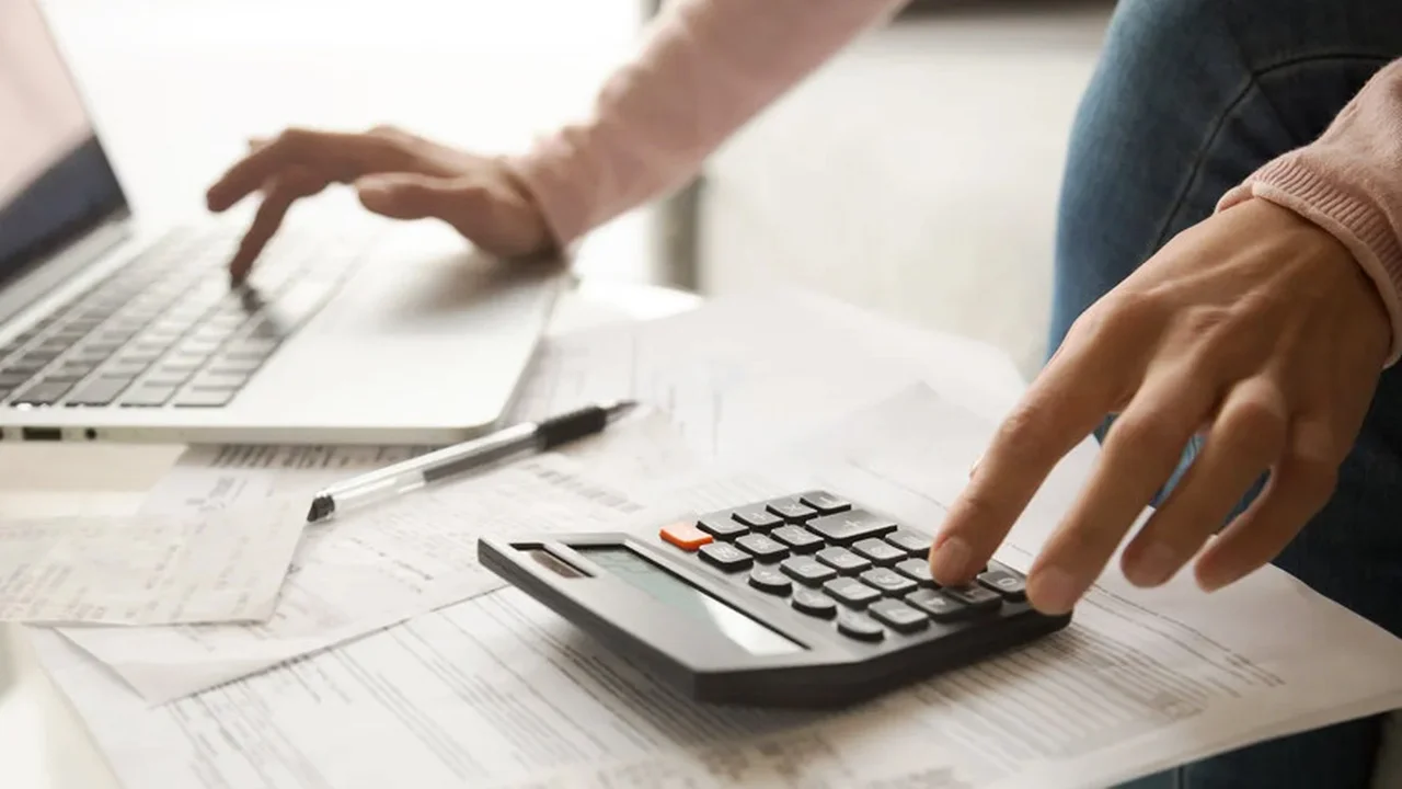 ¿Trabajas en dos empresas? Aprende a declarar tus ingresos